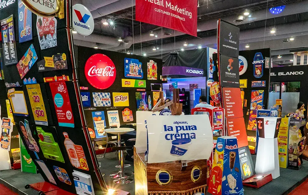 Exhibición con displays, señalización y productos de distintas marcas dentro del Pabellón de Retail Marketing de ExpoPublicitas 2027.