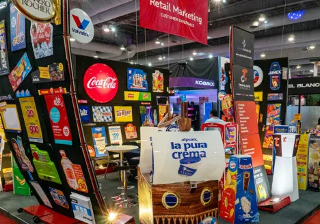Exhibición con displays, señalización y productos de distintas marcas dentro del Pabellón de Retail Marketing de ExpoPublicitas 2027.