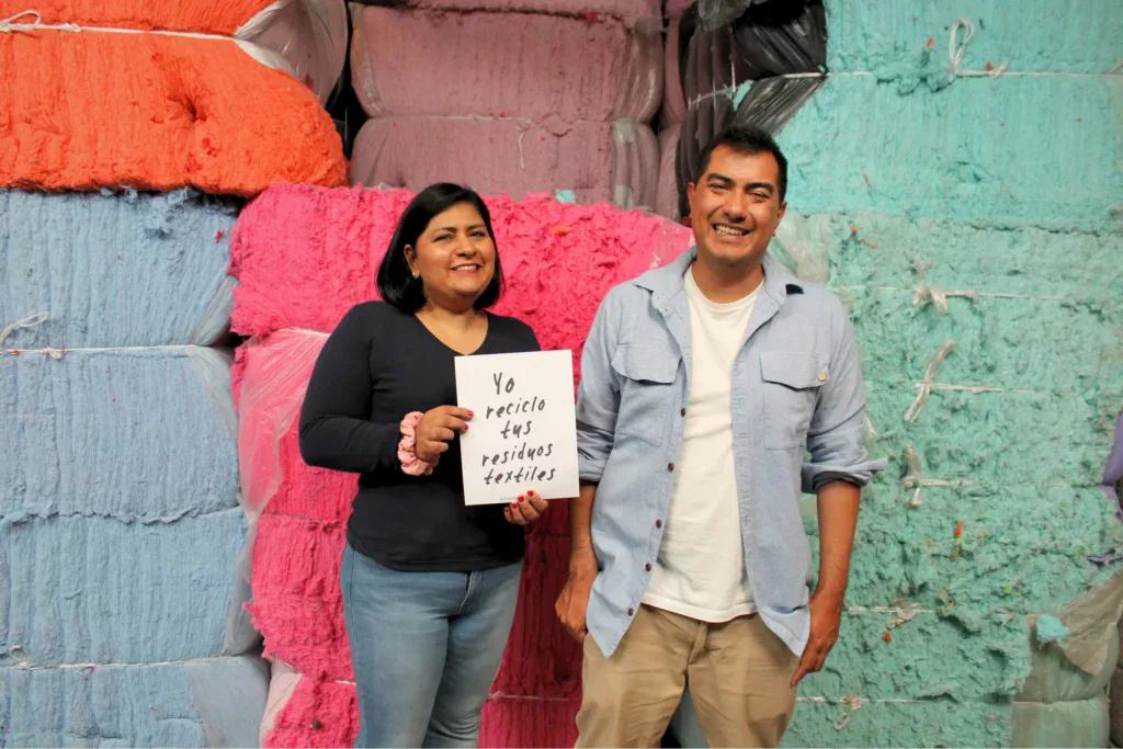 Representantes de Nucycles junto a materiales textiles reciclados 